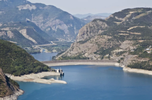 Le lac artificiel de Serre-Ponçon (Hautes-Alpes), plus grande réserve d'eau de France. THIBAUT DURAND/Hans Lucas via AFP